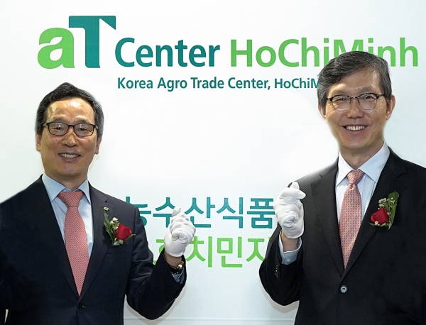 호치민 지사 개소식,  aT 이병호 사장(왼쪽)
