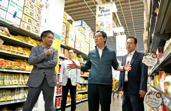 베트남 현지 유통매장을 둘러보고 있는 aT 이병호 사장(왼쪽에서 세번째)
