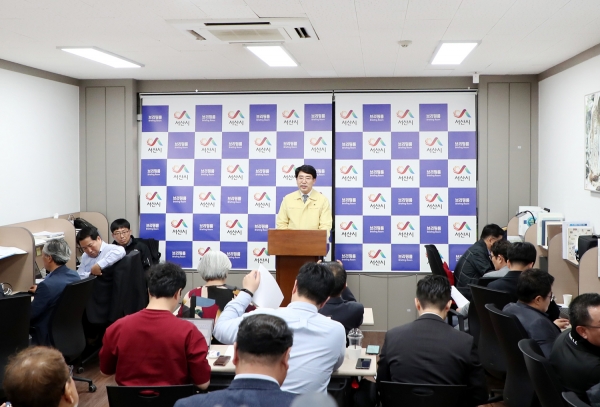 20일 시청 브리핑룸에서 지난 17일 한화토탈 유증기 유출사고에 대한 브리핑 모습