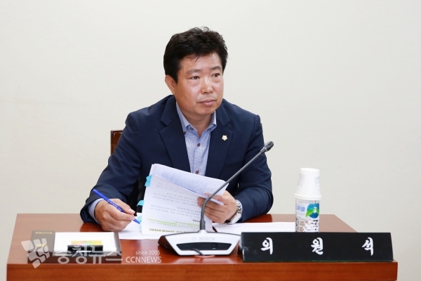 최재영 의원이 기획행정위원회에서 조례안 취지를 설명하고 있다.