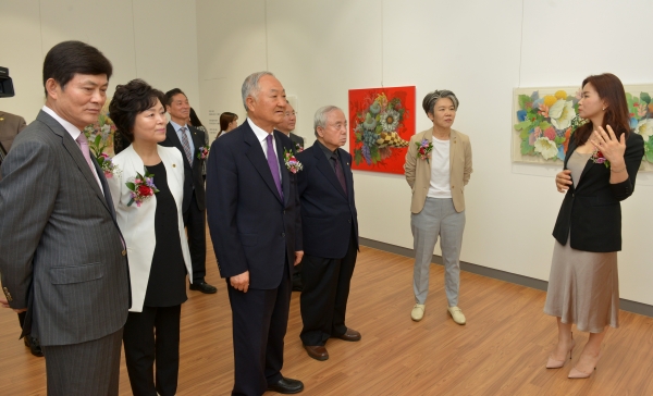 초대전에 초청된 이정화 화백이 작품에 대해 설명하고 있다