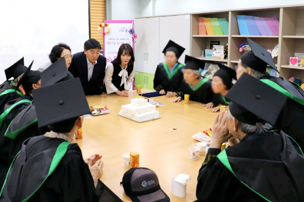 지난 9일 유성구보건소에서 신현정 소장이 참여 어르신들과 함께 2019년 나의 치매 동행 이야기 제1기 졸업식 모습