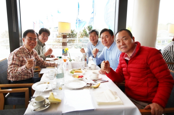 22일 독일 베르네 뮌데 넵튠호텔에서 성일종, 윤영일, 강석호 국회의원 및 김영춘 국회의원(전 해수부장관)을 만나 국내 해양치유산업 활성화를 위한 조찬간담회를 가졌다. 사진은 조찬간담회 모습.