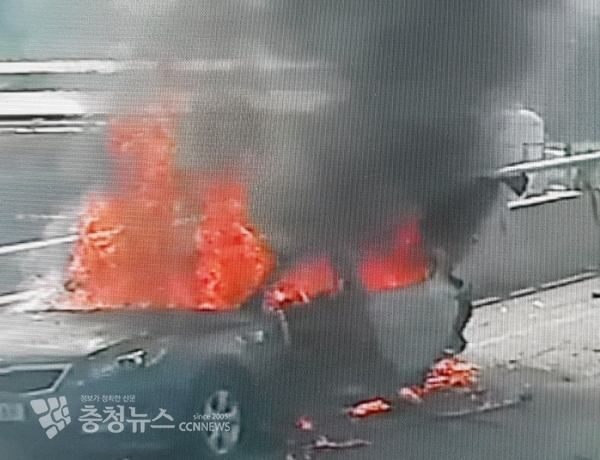 승용차(K5) 단독사고로 추정되는 차량화재(사진=세종소방서 제공)