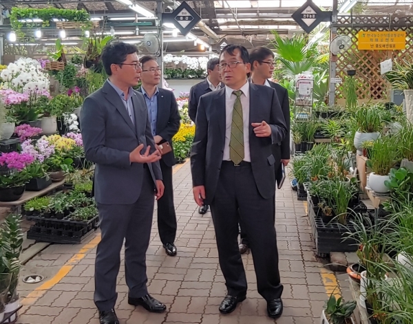 화훼사업센터 분화매장을 둘러보고 있는 김명곤 감사