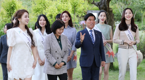 홍보대사로 위촉된 미스코리아 6명이 대청호의 절경을 감상하며 황인호 구청장의 설명을 듣고 있다