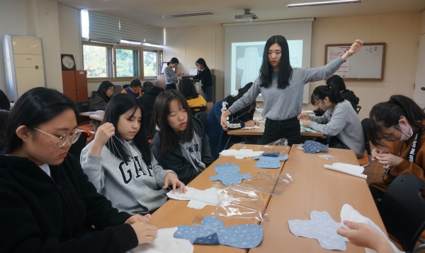 지난해 자원봉사센터에서 진행된 The The The 프로젝트 봉사활동에 중·고등학생들이 참여해 취약계층을 위한 면생리대를 만들고 있다