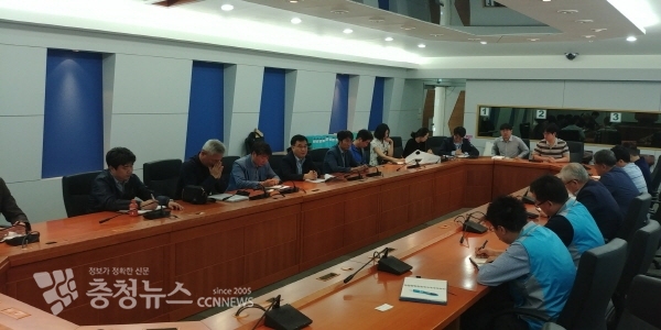 고용노동부 대전지방고용노동청 김경태 노사상생지원과장을 비롯한 12명의 감사관이 특별감사 취지를 설명하고 있다