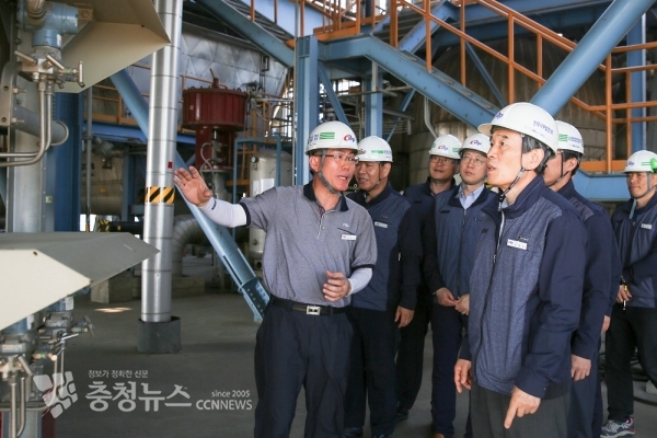 발전소 현장 설비를 점검 중인 서부발전 김병숙 사장 / 충청뉴스 최형순 기자