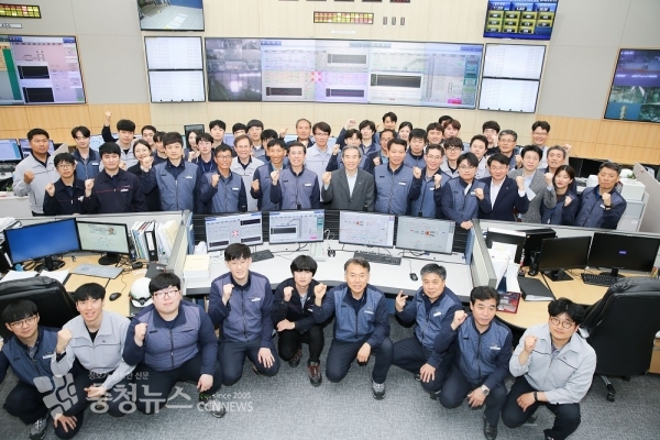 김병숙 사장, 발전소 현장 설비를 점검 후 현장직원들과 단체사진 촬영