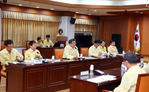 지난 23일 구청 대회의실에서 2019 을지태극연습 준비상황보고회가 개최된 가운데 정용래 유성구청장이 을지태극연습 준비상황 점검 모습