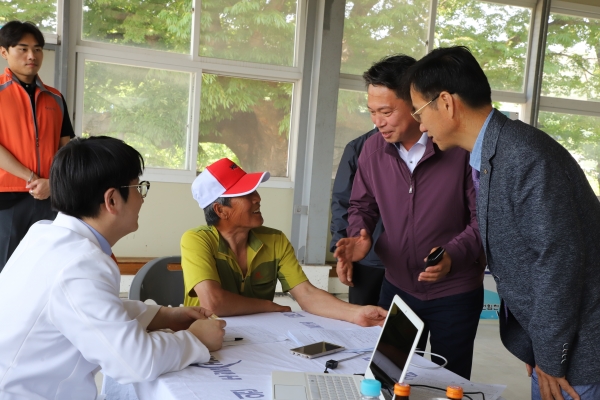 조소행 충남농협본부장은 차재희 농협 공주시지부장, 이충우 사곡농협 조합장 등과 의료서비스를 진행하는 봉사단을 격려하고 의료검진을 받는 지역 농업인들을 살폈다.