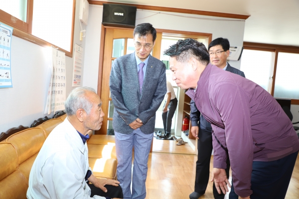 조소행 충남농협본부장은 차재희 농협 공주시지부장, 이충우 사곡농협 조합장 등과 의료서비스를 진행하는 봉사단을 격려하고 의료검진을 받는 지역 농업인들을 살폈다.