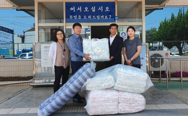 임직원들이 모은 성금으로 석문면 취약계층에 여름이불 지원