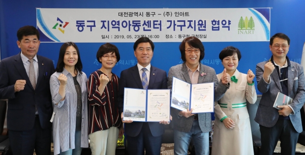 사진 왼쪽부터 박노승 동구 생활지원국장, 윤혜성 동구지역아동센터 연합회 총무, 최복묵 동구지역아동센터 연합회 회장, 황인호 구청장, 엄태헌 ㈜인아트 대표, 한경석 ㈜인아트 대표, 김은호 ㈜인아트 영업부 부장