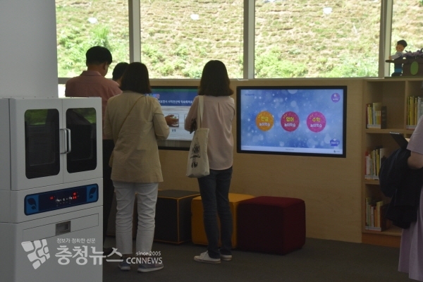 논산열린도서관 내부 모습