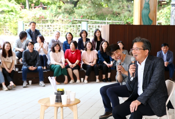 정용래 유성구청장이 지난 24일 두드림공연장에서 진행된 ‘버스킹 공연 with coffee’에 참석해 민간위탁기관 관계자들과 이야기를 나누고 있다