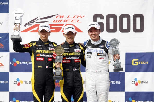 아트라스비엑스 모터스포츠 야나기다 마사타카 선수(왼쪽), 김종겸 선수(중간), 서한GP 장현진 선수(오른쪽).
