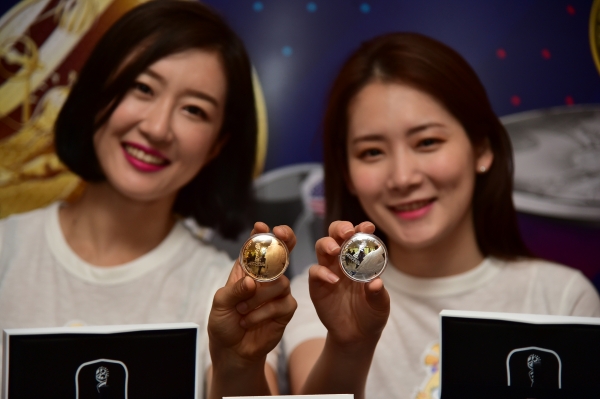 대한민국 여자 축구 대표팀의 세번째 본선 진출을 기념, 27일 ‘2019 FIFA 프랑스 여자 월드컵 공식 기념메달’을 선보였다.