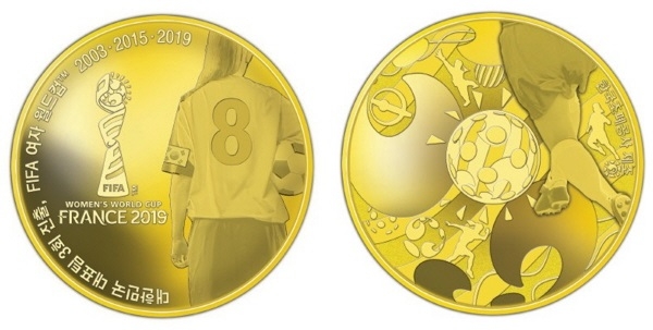 왼쪽부터  금메달 앞면, 금메달 뒷면