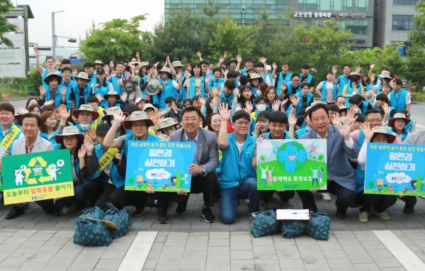 현대제철 ‘해피프리즘’ 가족봉사단이 환경 캠페인 활동에 나섰다