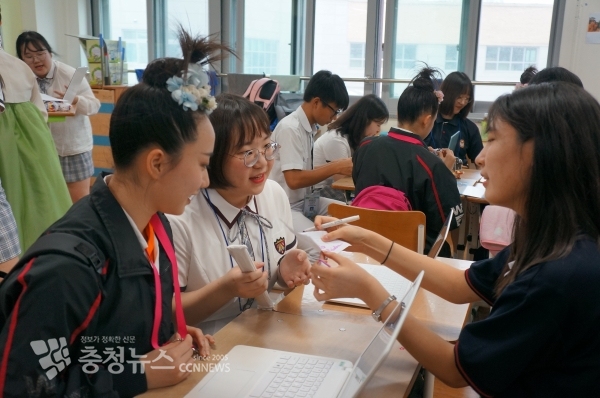 종국제고 학생들과 대만 문화고, 말레이시아 쑨인고 학생들이 한국 전통문화 체험과 협력 수업을 진행하면서 즐거워 하고 있다.