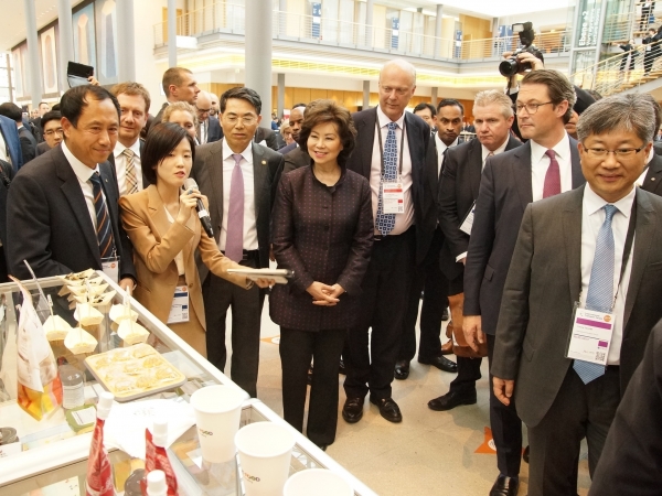오피니언리더 대상 한국 전통음료, 전통간식 홍보 / (왼쪽 첫번째) aT 김민호 파리지사장, (왼쪽 네번째) 미국 교통부 장관 일레인 차오(Elaine L. Chao), (오른쪽 첫번째) OECD 국제교통포럼 김영태 사무총장