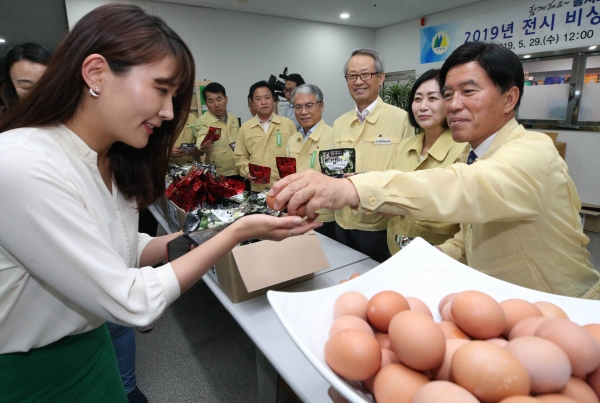 29일 동구청 후생관에서 황인호 동구청장이 공무원에게 전투식량과 계란을 직접 배식하고 있다