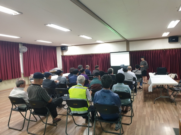 판암주공 4단지아파트에 거주하는 우울증 고위험 독거어르신 대상 ‘우울극복 프로젝트, 방문을 열어라!’ 사업 진행 모습