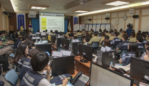 박정현 대덕구청장이 오전 9시 구청 중회의실에 마련된 을지태극연습장에서 구 공무원과 군부대, 경찰 등 유관기관이 참여한 가운데 최초상황보고회 및 전시현안과제 토의를 주재하는 모습