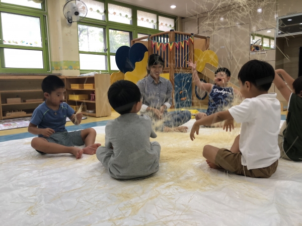 누리꿈사랑 방과후학교  ‘국수놀이’ 오감놀이 프로그램 모습