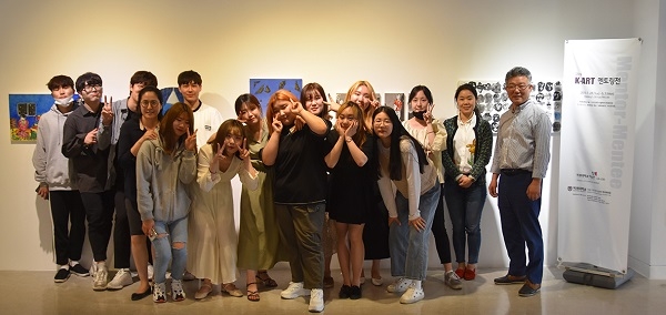 목원대 한국화 전공 ‘2019 K-ART 멘토링전’ 참여 학생들이 정황래 주임교수와 함께 기념촬영을 하고 있다.