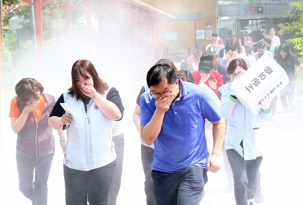 30일 오전 관평동 롯데마트 대덕점에서 2019 을지태극연습 실제훈련이 진행되고 있는 가운데 시민들이 화재 대피 훈련 실시 모습