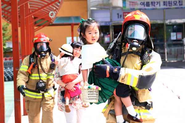 30일 오전 관평동 롯데마트 대덕점에서 2019 을지태극연습 실제훈련이 진행되고 있는 가운데 소방대원들이 인명구조 훈련 실시 모습