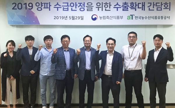 간담회 후 단체사진