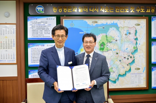 한국조폐공사는 30일 고창군과 업무협약을 체결하고 ‘고창사랑상품권’ 발행 서비스를 제공키로 했다. 사진 오른쪽 황문규 조폐공사 기술·해외이사, 왼쪽 유기상 고창군수