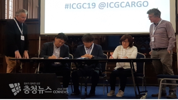 (왼쪽에서 두 번째부터) 서울대학교 김선 교수, KISTI 염민선 슈퍼컴퓨팅응용센터장, 국립암센터 이은숙 원장이 ICGC-ARGO 지역데이터센터 유치 및 운영에 관한 양해각서에 서명하고 있다.