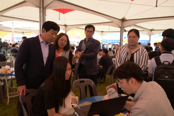 청소년진로박람회장을 찾은 황명선 시장 모습