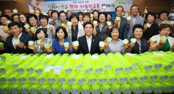 황인호 동구청장을 비롯한 발대식 참석자들이 기념촬영을 하고 있다. (사진 왼쪽부터 박노승 생활지원국장, 성용순 동구의회 의원, 이나영 동구의회 의장, 황인호 동구청장