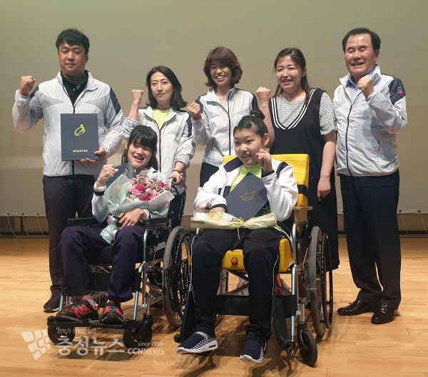 김지철 충남교육감이 제13회 전국장애학생체육대회에서 선전한 장애학생 선수들을 격려하고 있다.