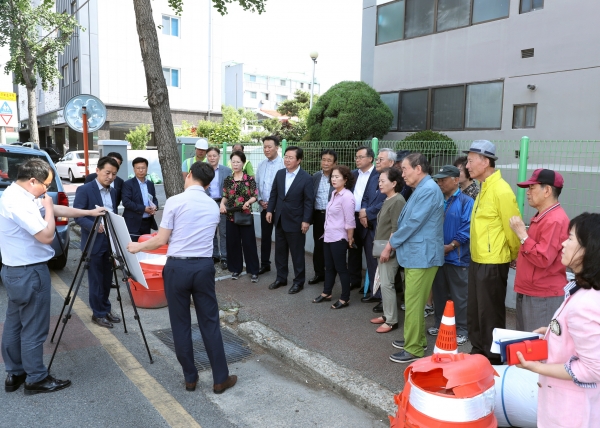 가장초교 앞 안전위한 보도정비현장 방문