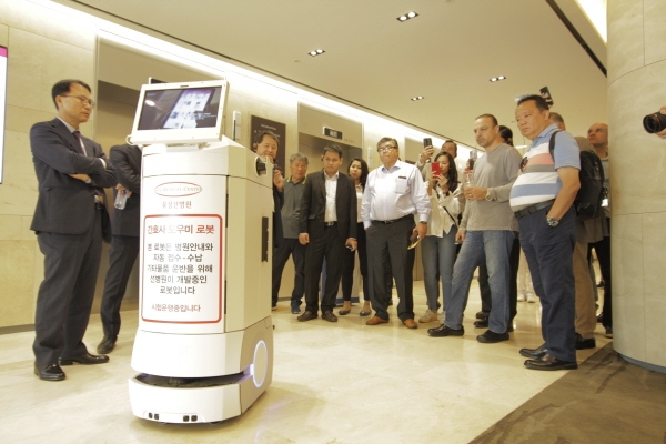 유성선병원을 찾은 방문단이 환자 진료 및 안내와 간호사 도우미로 개발된 인공지능 로봇을 보고 있다