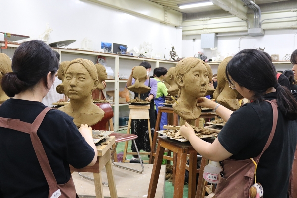 소조 부문 참가자들이 인물두상을 모델링하고 있다.