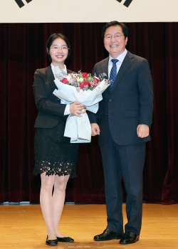 장종태 서구청장이 온령시 국제협력관 샤오웨이를 꽃다발로 환영