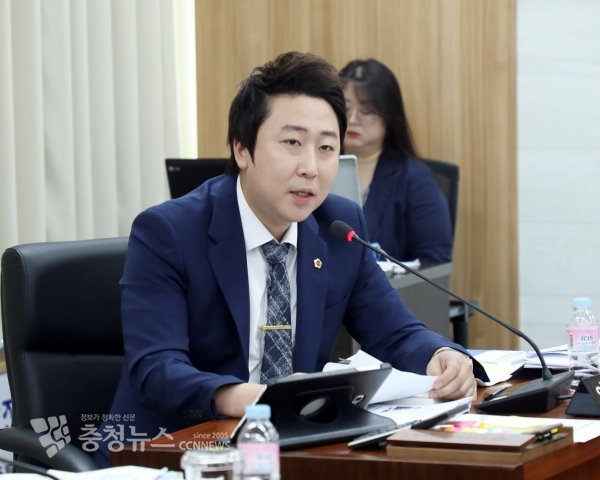 행정감사 하는 임채성 세종시의회 의원 / 충청뉴스 최형순 기자