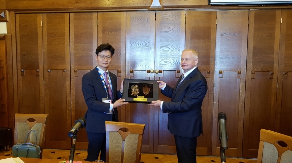 김정섭 공주시장과 제르지 무지크 부시장이 기념품을 교환하고 있다.