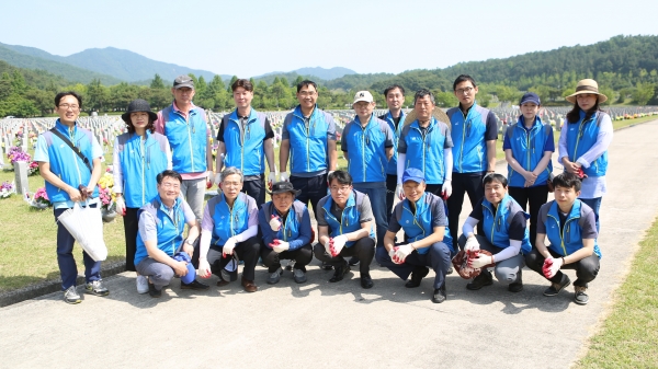 4일 대전국립현충원을 찾은 도시철도공사 직원들이 묘역 봉사활동 펼쳐