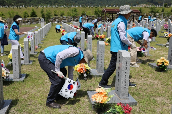 대전도시공사 임직원 현충원 묘역정화 봉사활동 모습