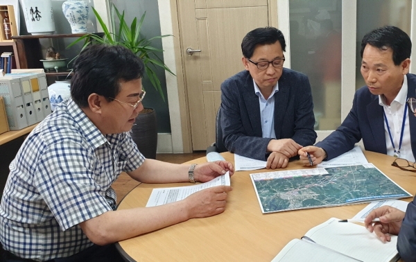 이은권 의원-황성규 국토부 철도국장 면담 모습