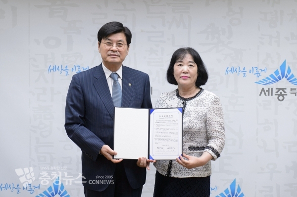 왼쪽부터 이춘희 세종시장 김숙희 뉴바이오(주) 대표